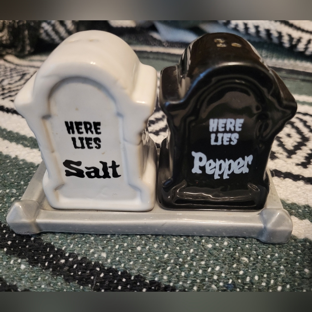 Cracker Barrel Salt And Pepper Shakers Tombstone Halloween Spooky Fall Kitchen